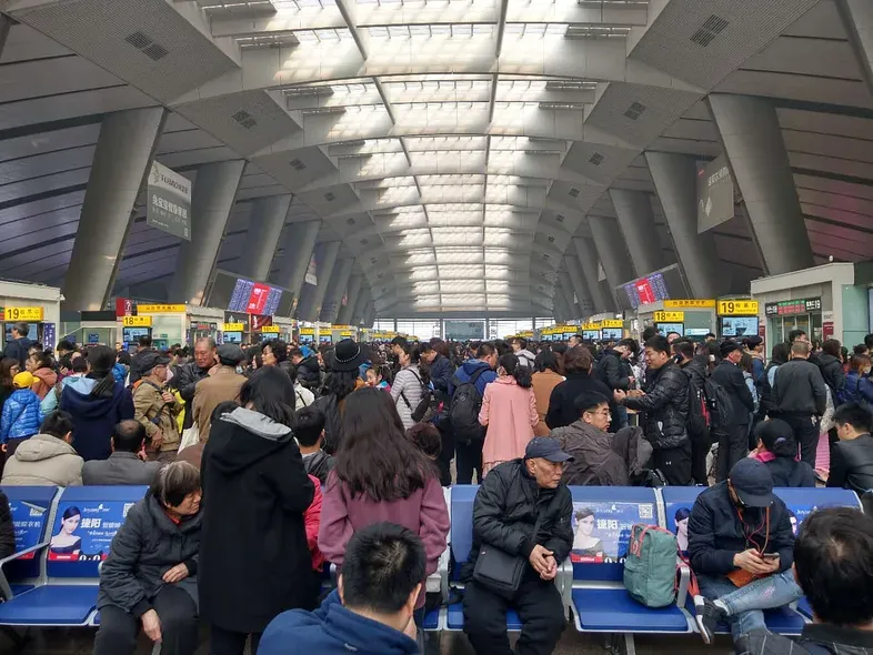 北京南站的候車大廳（擁有 13 個月台，共 24 條軌道）
