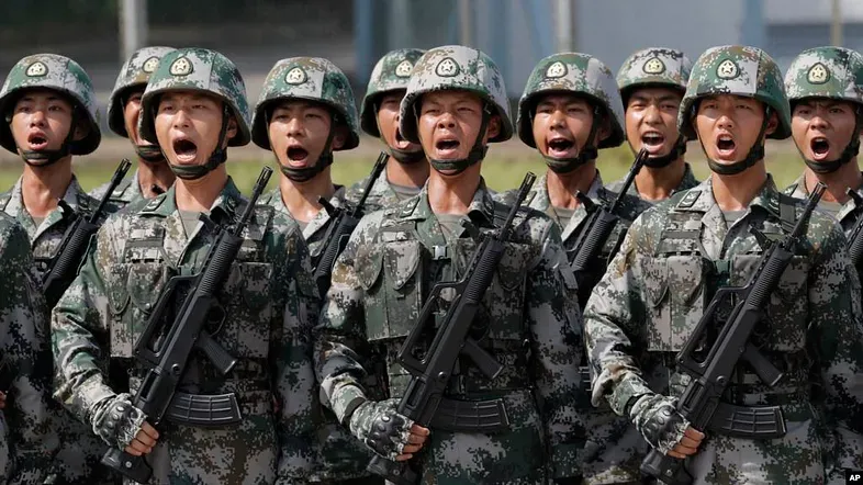 在中國，服役不是基本義務，而是由有志之士投入軍旅；中國現約有 200 萬解放兵。