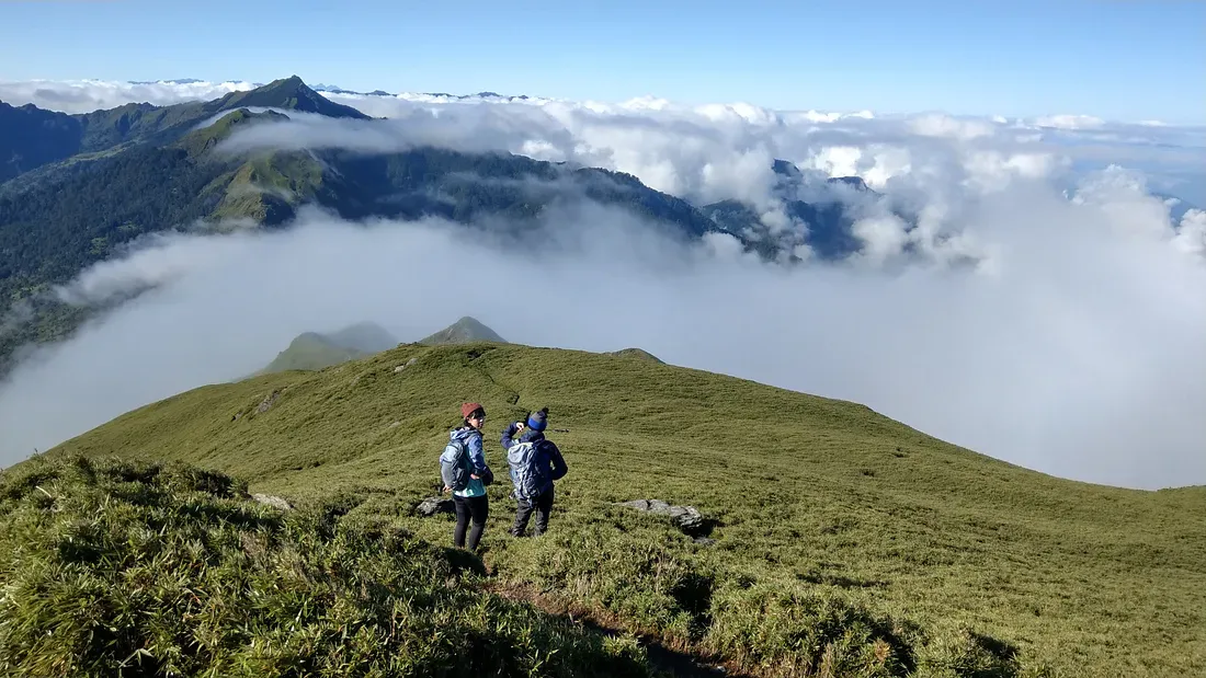 南華山往光被八表一路陡下,飽覽台灣山景之餘,也要注意踩穩步伐。(攝於 2020 年 10 月)