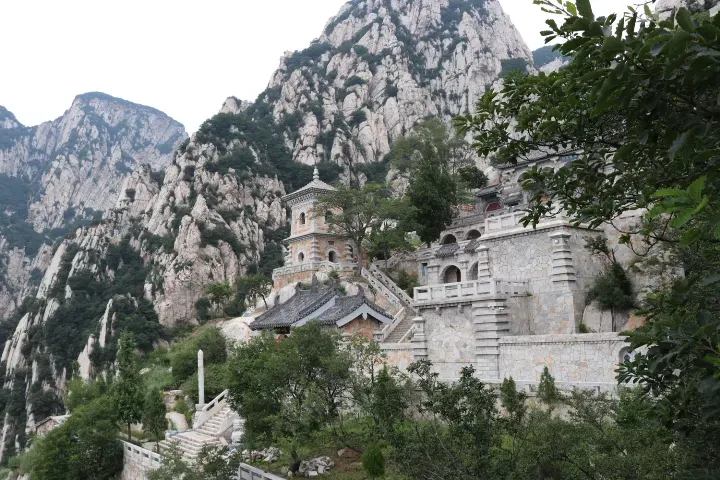 藏匿在少室山中的三皇寨，建物與山色合為一體，頗有仙道氣息。（攝於 2018 年 6 月）